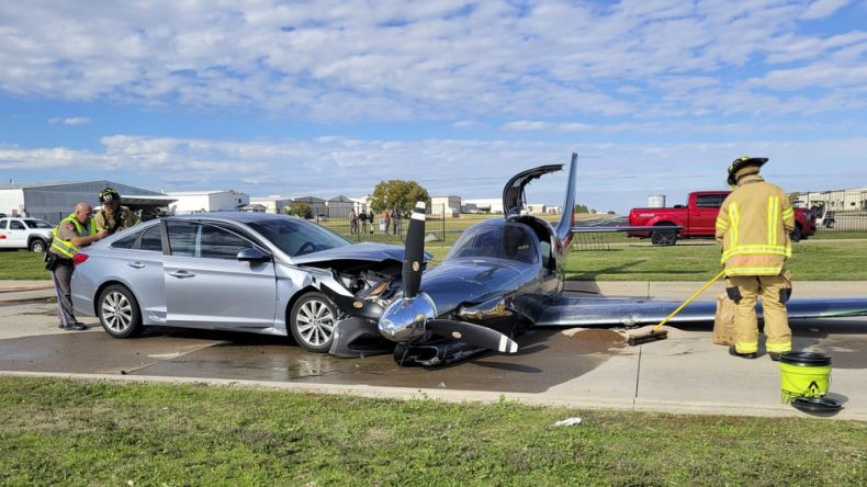 Pesawat Tergelincir Masuk Jalan Raya saat Mendarat Darurat di Bandara, Tabrak Mobil