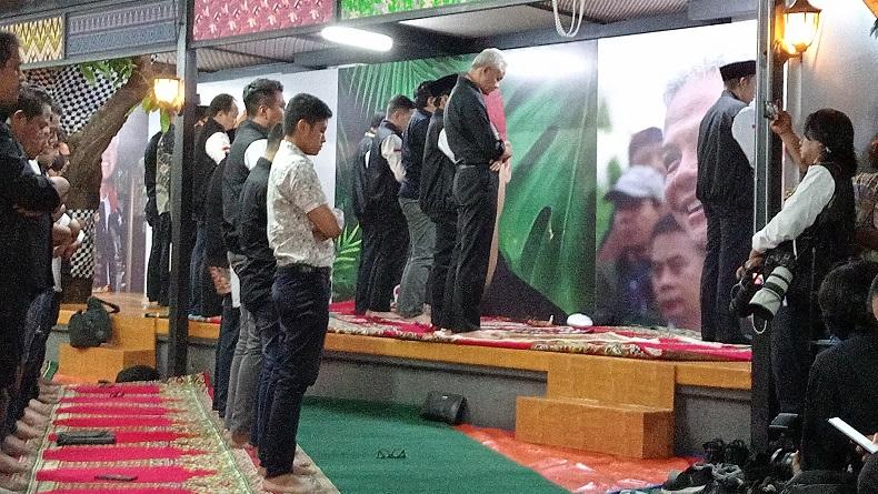 TGB Jadi Imam Salat Magrib hingga Pimpin Doa sebelum Ganjar-Mahfud Berangkat ke KPU