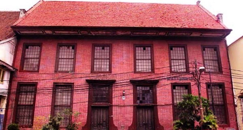 Mengintip Sejarah Kelam Toko Merah yang Disulap Jadi Kafe Estetik