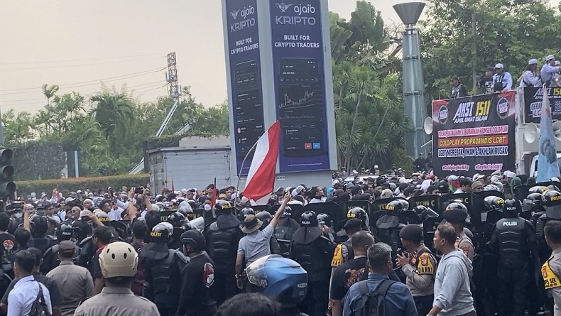 Massa Datangi GBK Tolak Konser Coldplay, Sempat Saling Dorong dengan Polisi