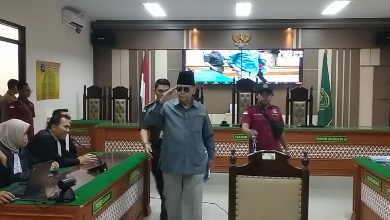 Panji Gumilang Beri Hormat ala Militer saat Masuk Ruang Sidang Cakra PN Indramayu