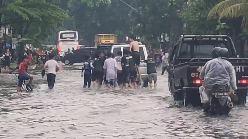 Hujan Deras Guyur Kota Bandung, Jalan Kopo Sempat Lumpuh