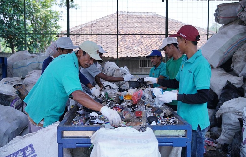 BRI Peduli dan Yayasan Bening Saguling Ajak Masyarakat Tepi Sungai Citarum Kelola Sampah