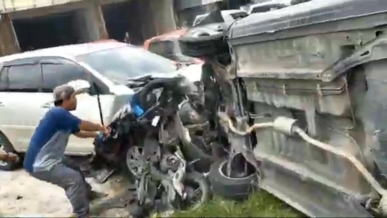 Kecelakaan di Palangka Raya, Minibus Tabrak Pemotor, Ibu dan Anak Terkapar 