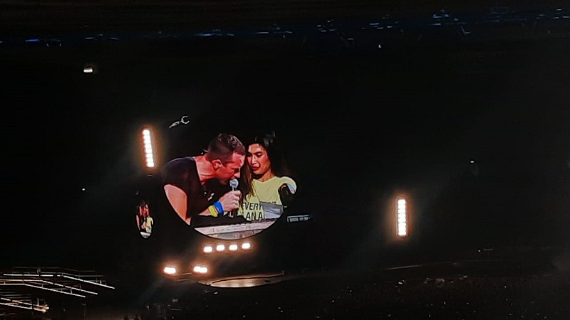 Chris Martin Ajak Penonton Nikmati Konser Coldplay Tanpa HP: Angkat Tangan ke Langit!