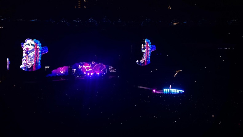 Lagu Biutyful Jadi Penutup Konser Coldplay di Jakarta