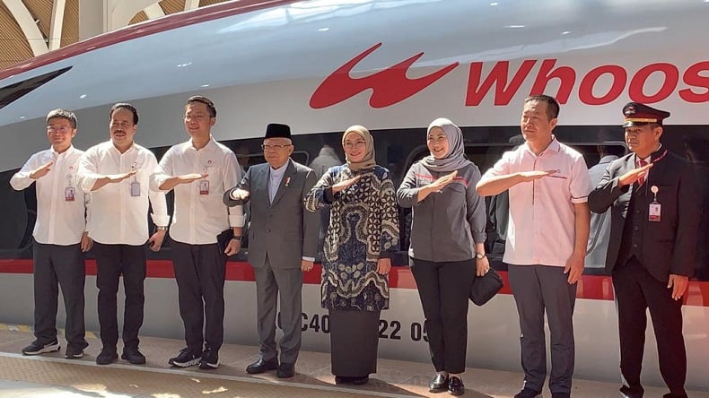 Pergi ke Bandung, Wapres Ma'ruf Jajal Kereta Cepat Whoosh untuk Pertama Kali