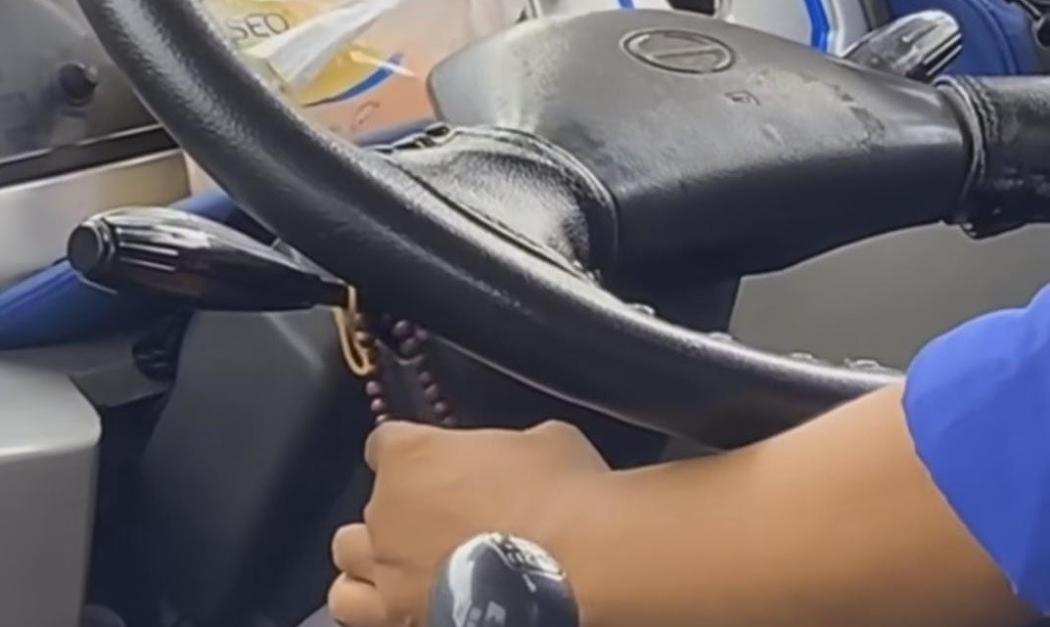 Viral Sopir Bus Menyetir Sambil Berzikir, Netizen Adem Lihatnya