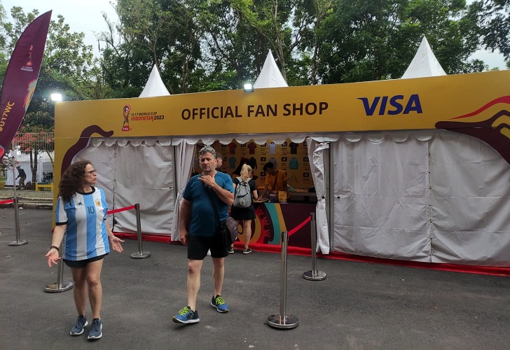 Suporter Asing dan Lokal Berburu Suvenir Piala Dunia U-17 2023, Boneka Maskot dan Kaos Paling Dicari
