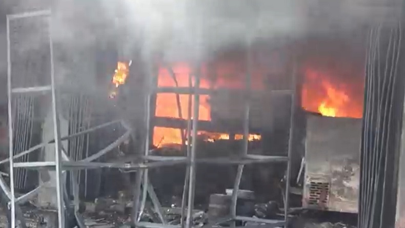 Toko Grosir Perlengkapan Rumah Tangga di Ponorogo Terbakar, Api Berkobar Disertai Asap Tebal