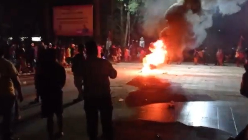 Buntut Sekretaris PKB Tambrauw Tewas Dibacok OTK, Massa Blokade Jalan Utama di Sorong Timur