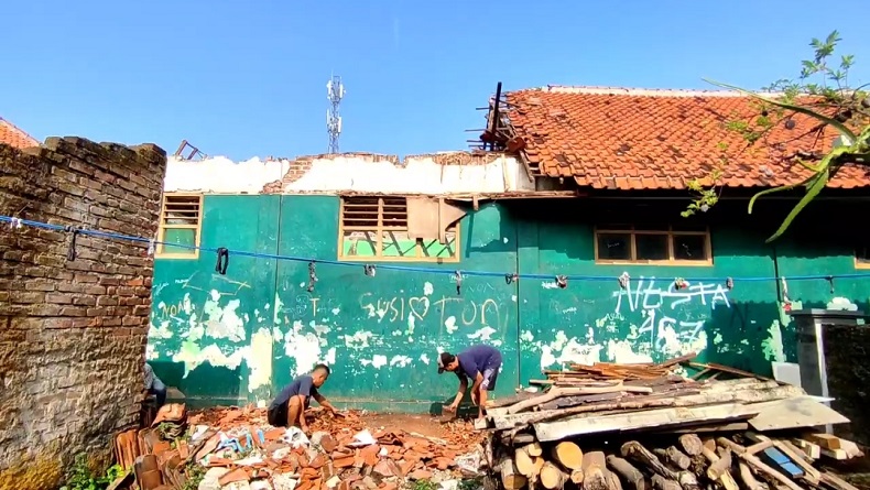 Atap Ruang Kelas SDN 1 Kedungdawa Cirebon Ambruk Diterjang Hujan Deras