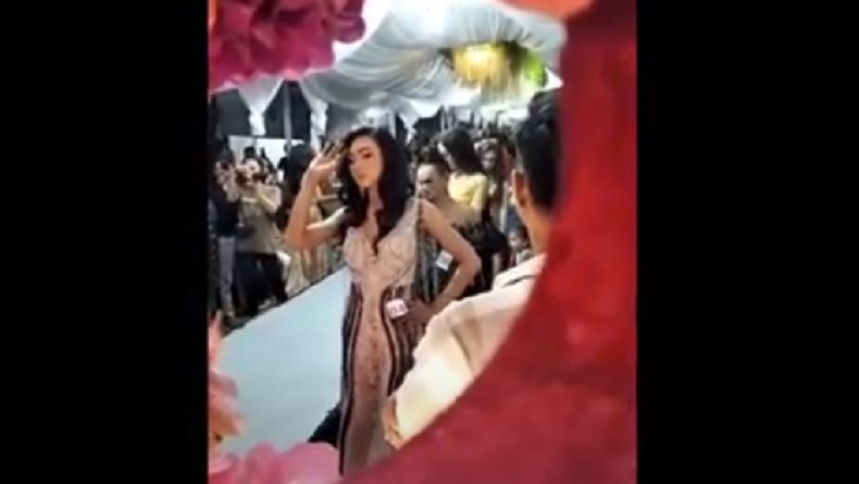Fashion Show Waria di Makassar Dibubarkan Aparat, Panggung Dibongkar