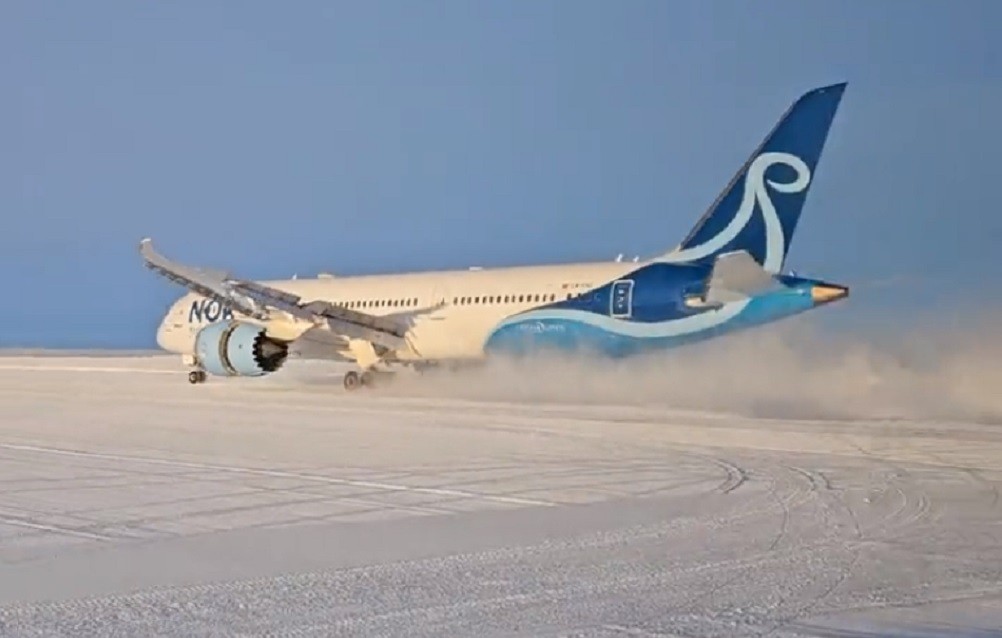 Ini Pesawat Penumpang Terbesar yang Mendarat di Landasan Pacu Es Biru Antarktika