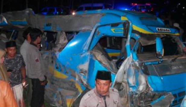 Elf Ditabrak KA Probowangi di Lumajang Angkut Rombongan Reuni SMA Pulang dari Banyuwangi