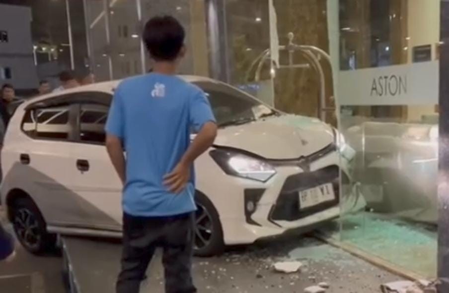 Viral Toyota Agya Seruduk Lobby Hotel di Batam, Diduga Salah Injak Rem