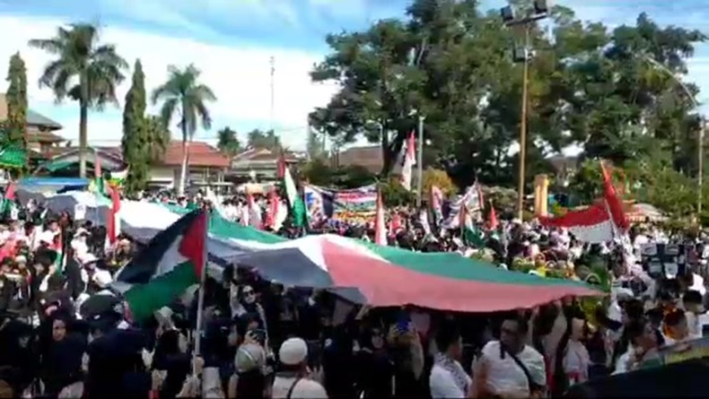 Aksi Bela Palestina, Warga Singkawang Bentangkan Bendera Raksasa dan Galang Donasi