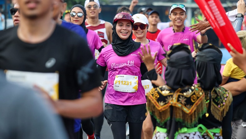 Siti Atikoh Tuntaskan Full Marathon Borobudur Marathon 2023 5 Jam 46 Menit