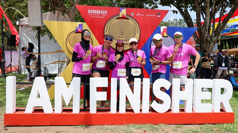 Momen Siti Atikoh Selesaikan Full Marathon 42 Km: Seru, Warga Antusias