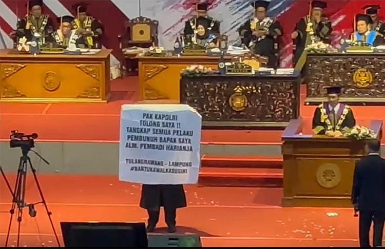 Viral, Wisudawan Asal Lampung Bentangkan Spanduk Pak Kapolri Tolong Saya! 