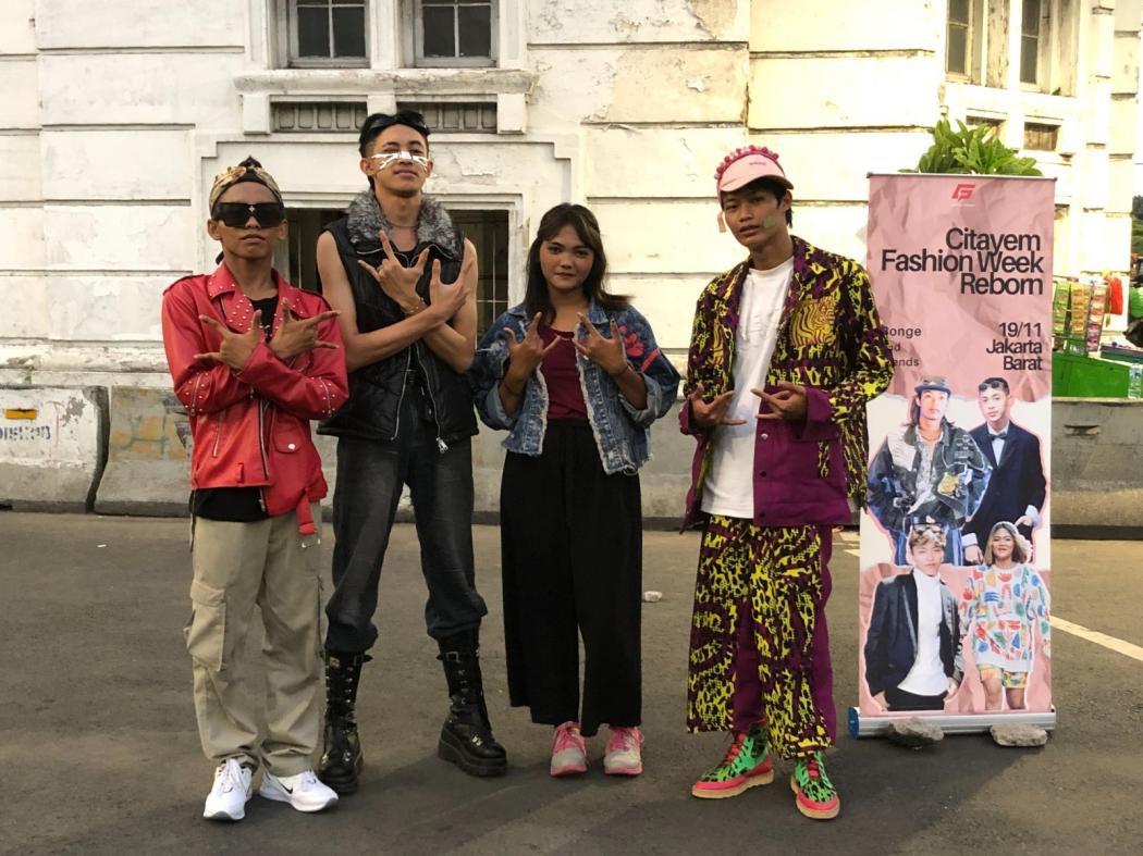 Unik! Bonge CS Pamer Tas Kreatif Berwajah Ganjar-Mahfud di Citayam Fashion Week Reborn