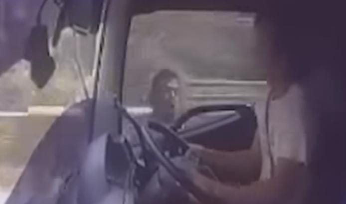 Viral Pemalak Diajak Jalan-Jalan Sopir Truk, Netizen: Ngakak Puas Banget Lihatnya!