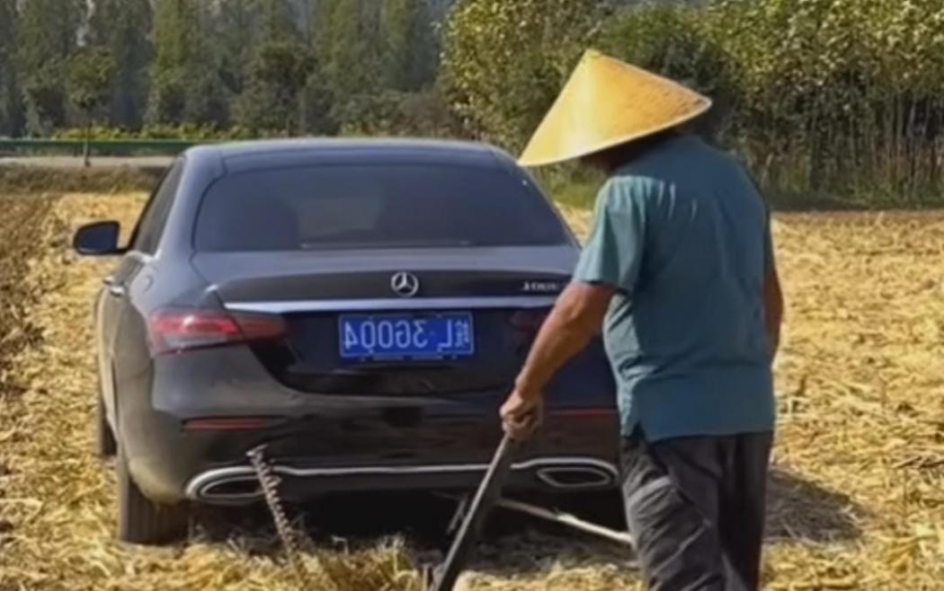 Viral Petani Bajak Perkebunan Pakai Sedan Mewah, Bikin Tepuk Jidat