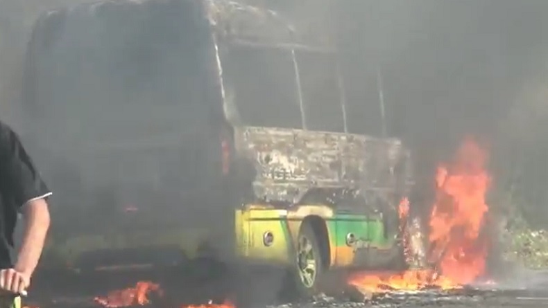 Elf Angkut 21 Wisatawan Hangus Terbakar di Magetan