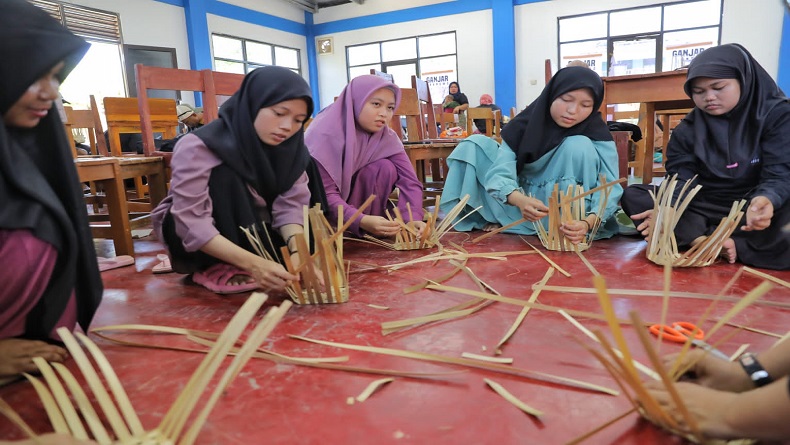 Ganjar Muda Berdayakan Warga Sukabumi, Gelar Pelatihan Buat Kerajinan Tangan dari Bambu