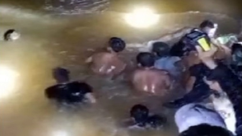 Viral Aksi Menegangkan Evakuasi Mayat Korban Serangan Buaya di Madina