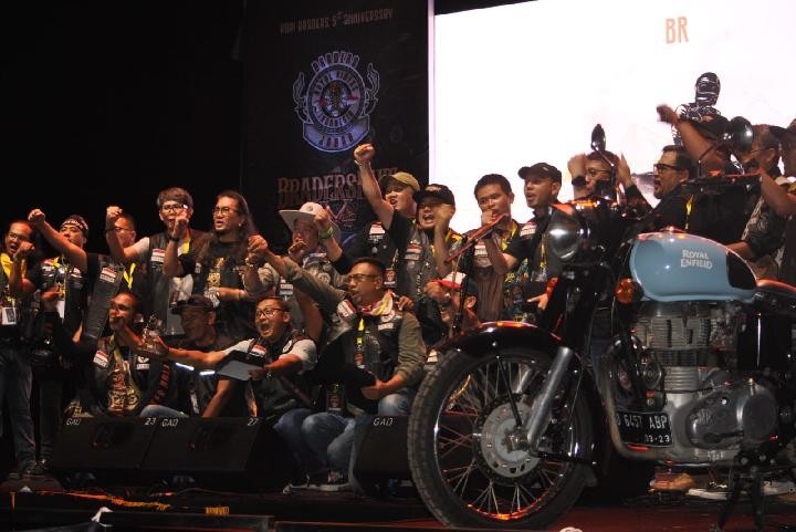 Komunitas Royal Enfield Makin Kompak, Ribuan Bikers Ramaikan BraderShut V 