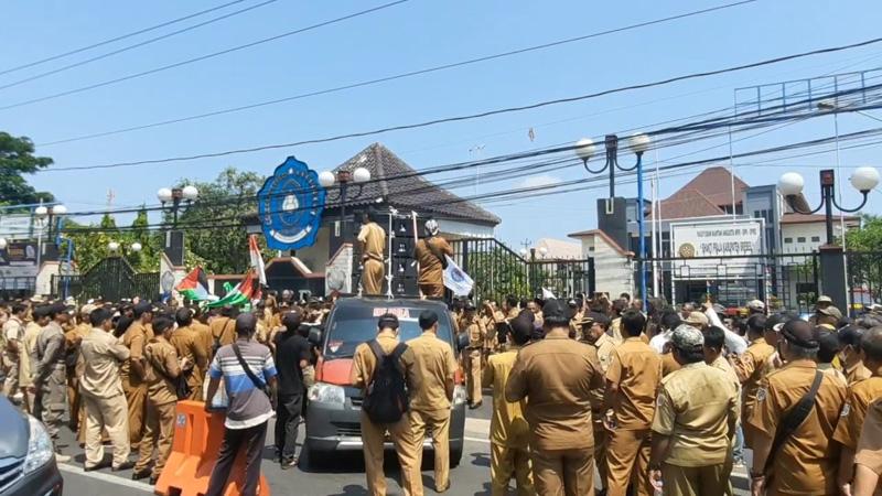 Ratusan Kades dan Perades di Brebes Demo Tuntut Kenaikan Alokasi Dana Desa