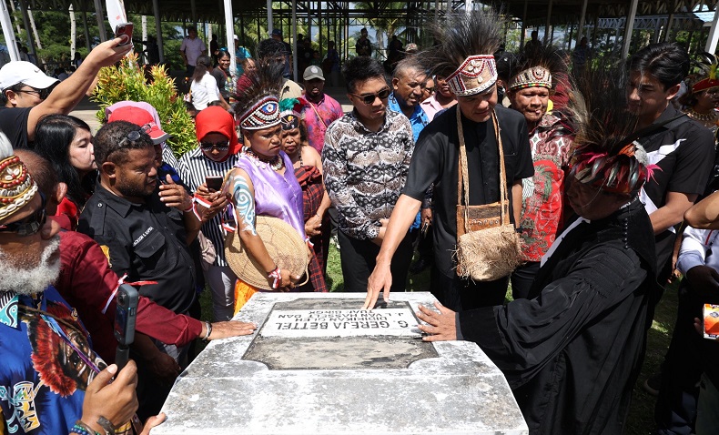 Kunjungi Papua, Ganjar Pranowo Takjub dengan Sejarah Pulau Mansinam 