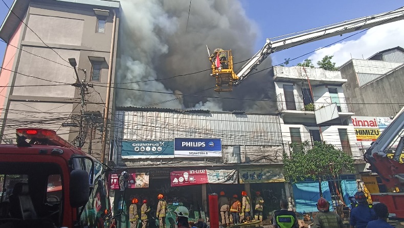 Ruko Elektronik di Jalan Banceuy Bandung Terbakar Hebat, Diduga Akibat Korsleting Listrik