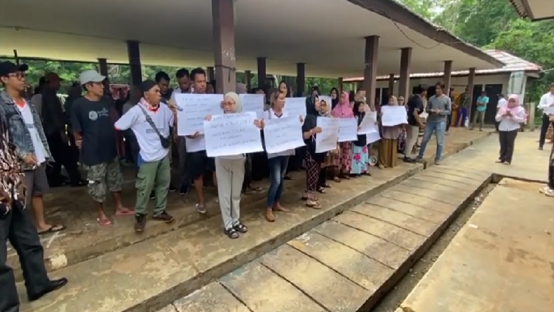 Warga Tuntut Kades Mandiangin Timur Kalsel Mundur dari Jabatan