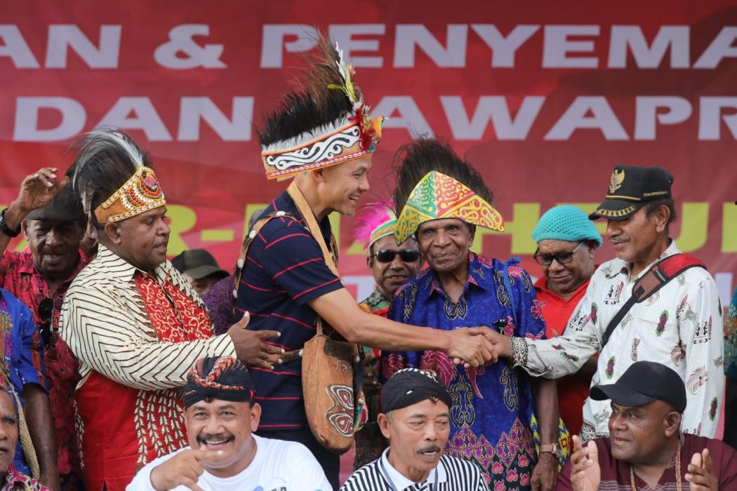 Bertemu Tokoh Adat Papua, Ganjar Diangkat Jadi Keluarga dan Didoakan Jadi Presiden 2024