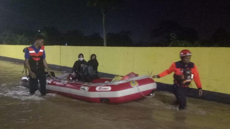 Banjir Rendam Tangsel akibat Luapan Sungai Cisadane, Lansia dan Anak-Anak Dievakuasi