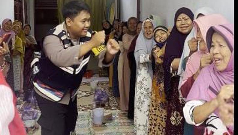  Seru, Bhabinkamtibmas Ajak Puluhan Wanita Lansia Nyanyi dan Berjoget di Posyandu