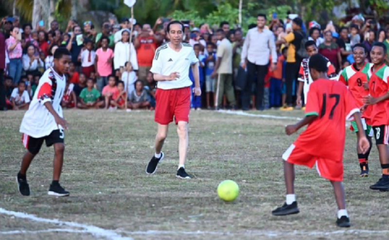 Jokowi Main Sepak Bola dengan Pelajar Papua, Pakai Nomor 23 dan Sukses Cetak Gol