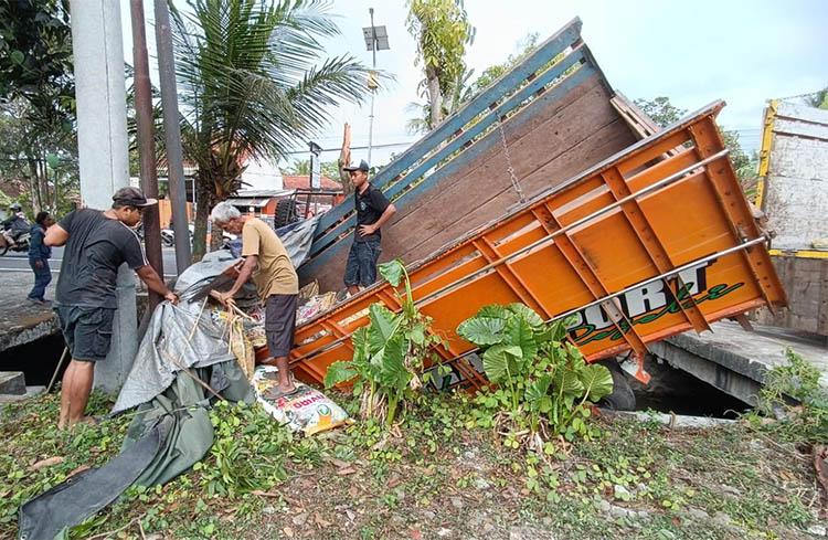 Kecelakaan di Kulonprogo Hari Ini, Truk Bermuatan Pupuk 9 Ton Nyungsep ke Parit