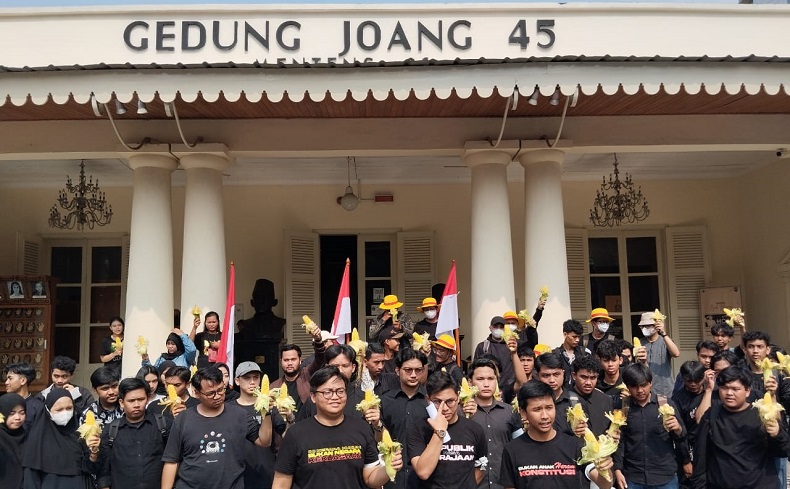 Mahasiswa Bawa Jagung saat Bacakan Sumpah Pemuda 2.0 di Gedung Joang 45, Ini Maknanya
