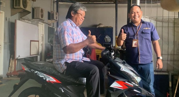 MNC Finance Serahkan Hadiah Sepeda Motor dari Gebyar Promo 2023 kepada Nasabah asal Bekasi