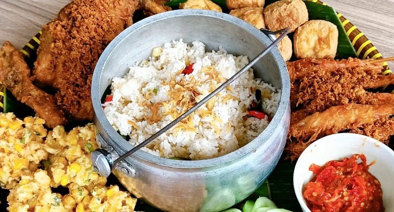 5 Restoran Lesehan di Jakarta Cocok untuk Liburan Akhir Pekan, Makanannya Enak-Enak!