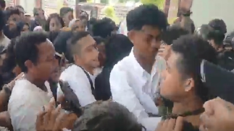 Sidang Vonis Pembunuhan Anggota Satpol PP Bima Ditunda, Keluarga Korban Ngamuk di Pengadilan