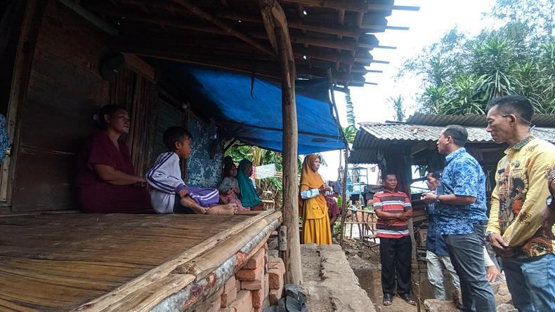 Perempuan Sukabumi Tinggal di Rumah Berlantai Tanah, Terharu Dapat Rutilahu