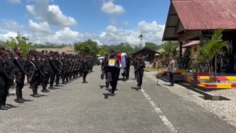Gugur Ditembak KKB, Jenazah Bharada Bonifasius Diberangkatkan ke Kampung Halaman NTT 