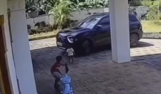 Viral Anak Kecil Teriak Kesakitan Tergilas Mobil saat Bermain di Depan Rumah, Pengemudi Syok