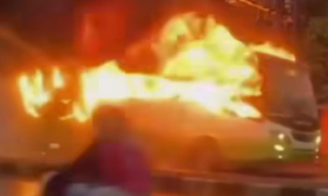 Viral Bus Terbakar Hebat di Karawang, Api Berkobar saat Kendaraan Masih Berjalan