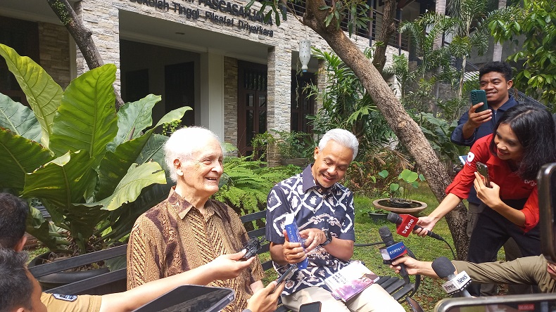Ganjar Pranowo Sowan ke Romo Magnis, Diberi 2 Buku