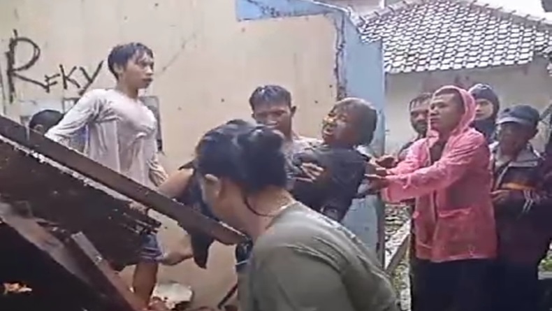 Angin Kencang Rusak 2 Rumah di KBB, 1 Orang Luka-luka Tertimpa Material Atap
